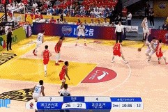 金年会金字招牌诚信至上😅这不行！纳托尔切入暴扣被卡尔顿从篮圈底捅出并犯规打成2+1