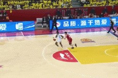 jinnianhui金年会不妙！张宁扑抢被吹犯规 首节没打完累计3次个人犯规&被迫下场