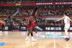 金年会动作很大！迪亚洛上抢撞翻胡明轩没吹犯规 裁判回放仍维持原判