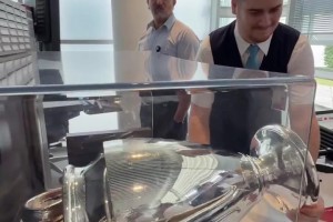 jinnianhui金年会大耳朵杯也要例行安检！巴黎社媒调侃：这是我们额外随身行李🏆