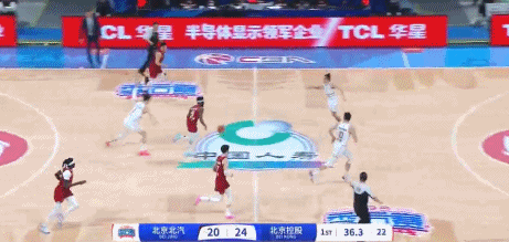 金年会体育我的天😱曾凡博补防下落磕破雷蒙额头 后者满脸是血下场处理