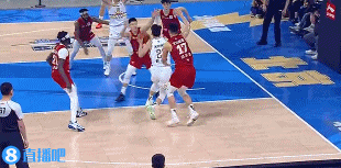 金年会体育我的天😱曾凡博补防下落磕破雷蒙额头 后者满脸是血下场处理