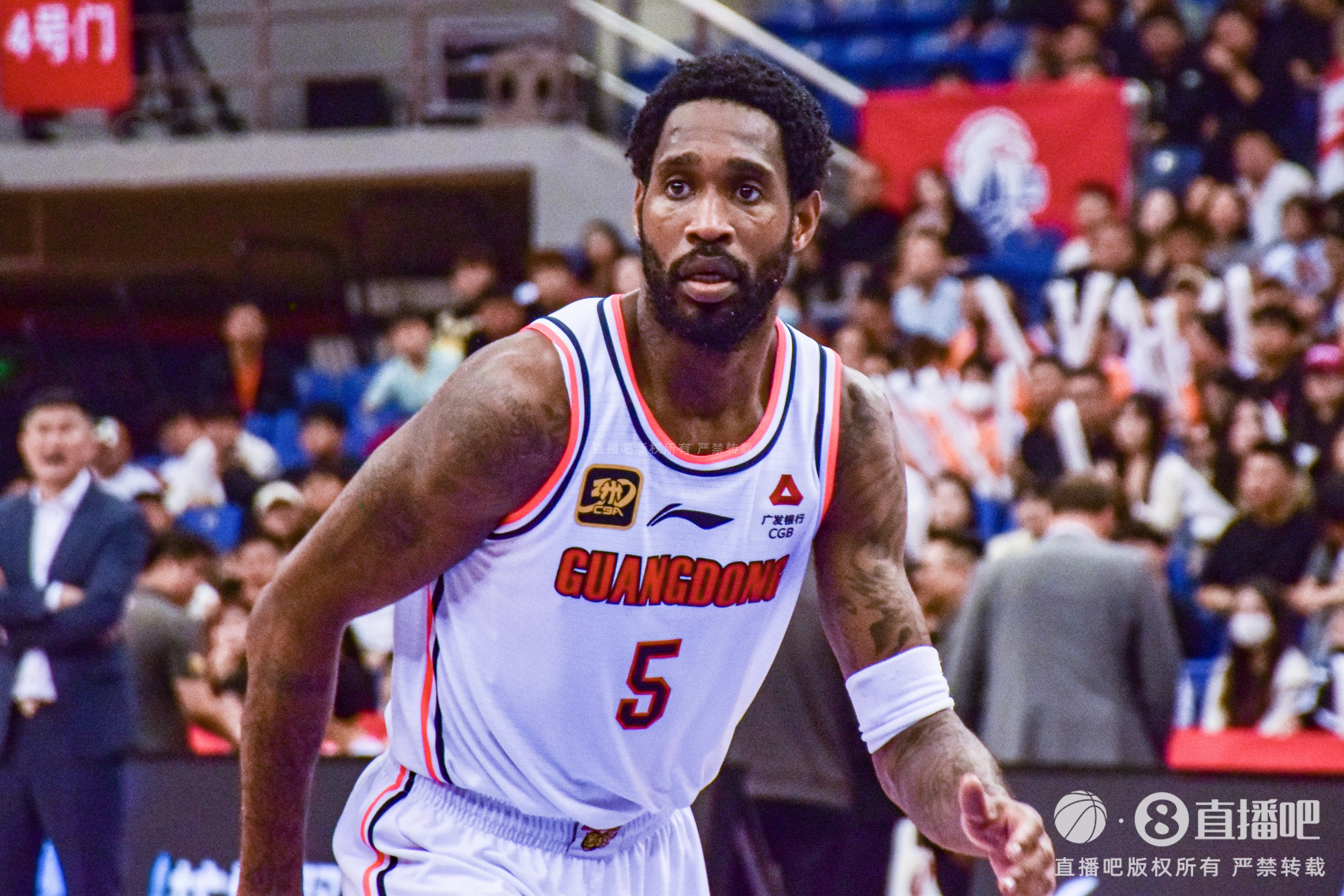 金年会体育媒体人：广东引援方向问题比钱的问题更大 签阿姆斯和巴顿很离谱